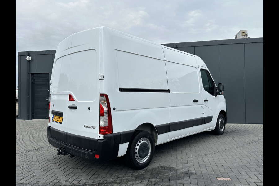 Renault Master T35 2.3 dCi 135 PK / L2H2 / 1e EIG. / 40.759 KM / TREKHAAK / AIRCO / NAVIGATIE / LED DAGRIJVERL.