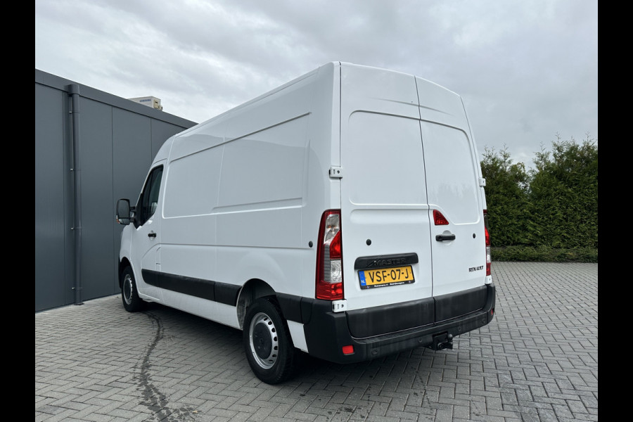 Renault Master T35 2.3 dCi 135 PK / L2H2 / 1e EIG. / 40.759 KM / TREKHAAK / AIRCO / NAVIGATIE / LED DAGRIJVERL.