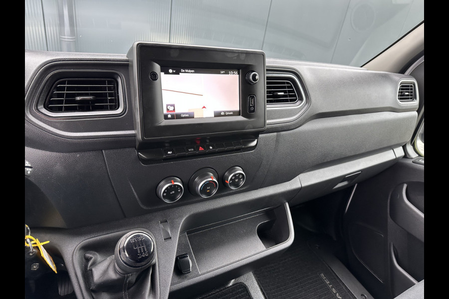 Renault Master T35 2.3 dCi 135 PK / L2H2 / 1e EIG. / 40.759 KM / TREKHAAK / AIRCO / NAVIGATIE / LED DAGRIJVERL.