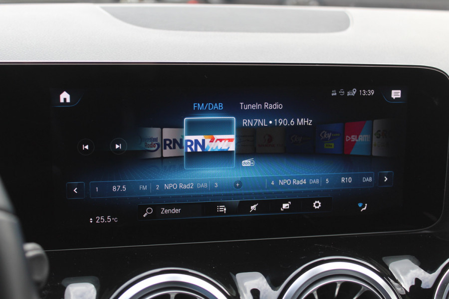 Mercedes-Benz EQA 250 Business Solution Luxury 67 kWh / SoH 97.3% / Camera / Navigatie / Half leder / 18'' / Stoelverwarming / DAB / Cruise Control Mercedes-Benz EQA 250 Business Solution Luxury 67 kWh / SoH 97.3% / Camera / Navigatie / Half leder / 18'' / Stoelverwarming / DAB / Cruise Control