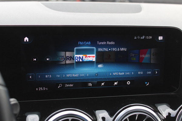 Mercedes-Benz EQA 250 Business Solution Luxury 67 kWh / SoH 97.3% / Camera / Navigatie / Half leder / 18'' / Stoelverwarming / DAB / Cruise Control Mercedes-Benz EQA 250 Business Solution Luxury 67 kWh / SoH 97.3% / Camera / Navigatie / Half leder / 18'' / Stoelverwarming / DAB / Cruise Control