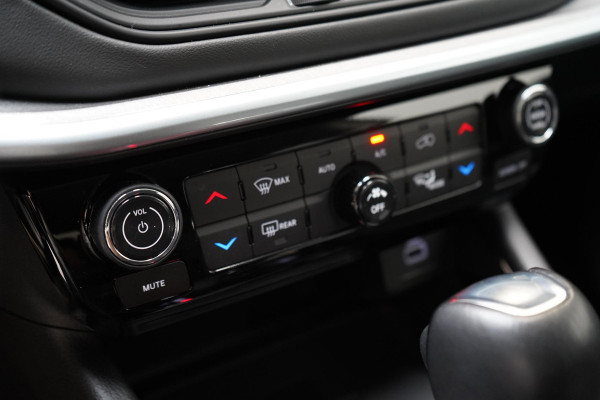 Jeep Compass 4xe 240 Plug-in Hybrid Electric S | Leder | Navigatie | Achteruitrijcamera | Stuurverwarming Jeep Compass 4xe 240 Plug-in Hybrid Electric S | Leder | Navigatie | Achteruitrijcamera | Stuurverwarming