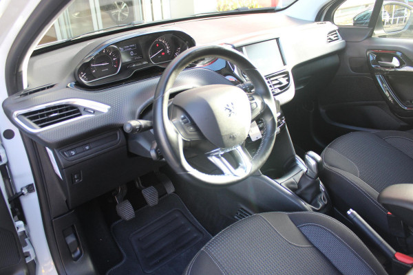 Peugeot 208 1.2 82PK ALLURE | TREKHAAK | NAVIGATIE | APPLE CARPLAY/ANDROID AUTO | CRUISE CONTROL | CLIMATE CONTROL | LICHTMETALEN VELGEN 16" | ALL SEASON BANDEN | DAB+ RADIO | PARKEERSENSOREN ACHTER | Peugeot 208 1.2 82PK ALLURE | TREKHAAK | NAVIGATIE | APPLE CARPLAY/ANDROID AUTO | CRUISE CONTROL | CLIMATE CONTROL | LICHTMETALEN VELGEN 16" | ALL SEASON BANDEN | DAB+ RADIO | PARKEERSENSOREN ACHTER |