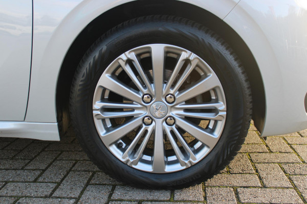 Peugeot 208 1.2 82PK ALLURE | TREKHAAK | NAVIGATIE | APPLE CARPLAY/ANDROID AUTO | CRUISE CONTROL | CLIMATE CONTROL | LICHTMETALEN VELGEN 16" | ALL SEASON BANDEN | DAB+ RADIO | PARKEERSENSOREN ACHTER | Peugeot 208 1.2 82PK ALLURE | TREKHAAK | NAVIGATIE | APPLE CARPLAY/ANDROID AUTO | CRUISE CONTROL | CLIMATE CONTROL | LICHTMETALEN VELGEN 16" | ALL SEASON BANDEN | DAB+ RADIO | PARKEERSENSOREN ACHTER |