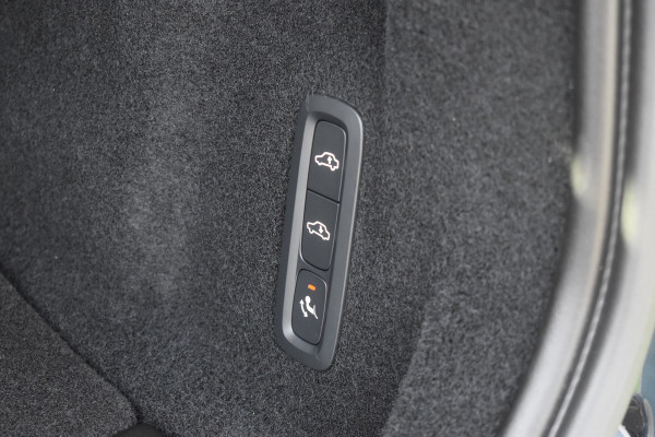 Volvo XC60 T8 AWD 455PK Plug-in Hybrid Ultra Dark | B&W | Luchtvering | HUD | Massage | Trekhaak | Stoelkoeling | Volvo XC60 T8 AWD 455PK Plug-in Hybrid Ultra Dark | B&W | Luchtvering | HUD | Massage | Trekhaak | Stoelkoeling |