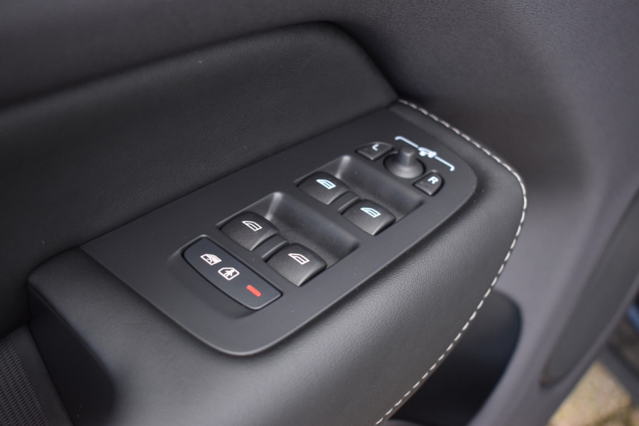 Volvo XC60 T8 AWD 455PK Plug-in Hybrid Ultra Dark | B&W | Luchtvering | HUD | Massage | Trekhaak | Stoelkoeling | Volvo XC60 T8 AWD 455PK Plug-in Hybrid Ultra Dark | B&W | Luchtvering | HUD | Massage | Trekhaak | Stoelkoeling |