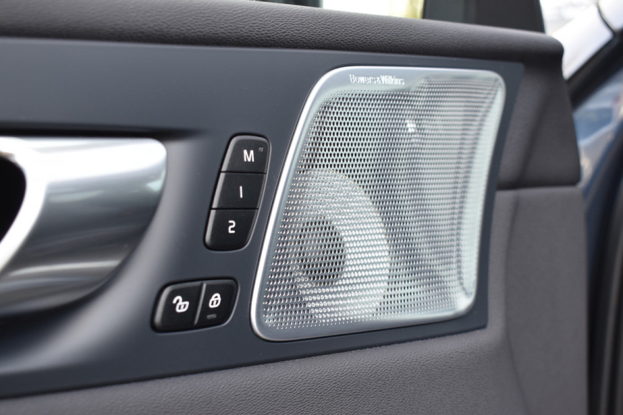 Volvo XC60 T8 AWD 455PK Plug-in Hybrid Ultra Dark | B&W | Luchtvering | HUD | Massage | Trekhaak | Stoelkoeling | Volvo XC60 T8 AWD 455PK Plug-in Hybrid Ultra Dark | B&W | Luchtvering | HUD | Massage | Trekhaak | Stoelkoeling |