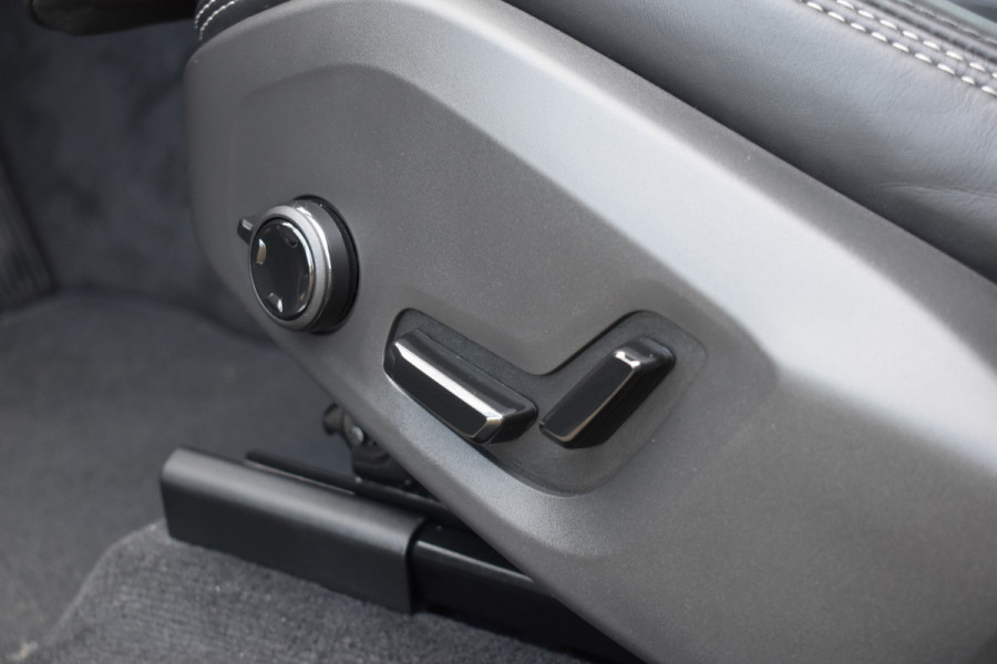 Volvo XC60 T8 AWD 455PK Plug-in Hybrid Ultra Dark | B&W | Luchtvering | HUD | Massage | Trekhaak | Stoelkoeling | Volvo XC60 T8 AWD 455PK Plug-in Hybrid Ultra Dark | B&W | Luchtvering | HUD | Massage | Trekhaak | Stoelkoeling |