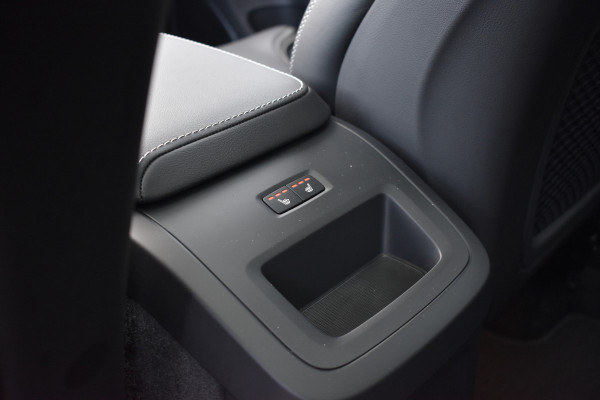 Volvo XC60 T8 AWD 455PK Plug-in Hybrid Ultra Dark | B&W | Luchtvering | HUD | Massage | Trekhaak | Stoelkoeling | Volvo XC60 T8 AWD 455PK Plug-in Hybrid Ultra Dark | B&W | Luchtvering | HUD | Massage | Trekhaak | Stoelkoeling |