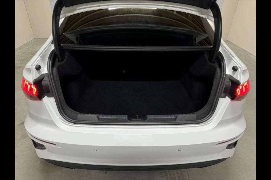 Audi A3 Limousine 35 TFSI S-Line Black Edition Sfeer Carplay NAP Audi A3 Limousine 35 TFSI S-Line Black Edition Sfeer Carplay NAP