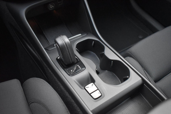 Volvo XC40 T5 262PK Automaat Recharge R-Design / Navigatie / Stuur & Stoelverwarming / Elektrische achterklep / Achteruitrijcamera / Elektr. Trekhaak / Elektrische stoelverst. met geheugen Volvo XC40 T5 262PK Automaat Recharge R-Design / Navigatie / Stuur & Stoelverwarming / Elektrische achterklep / Achteruitrijcamera / Elektr. Trekhaak / Elektrische stoelverst. met geheugen