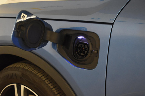 Volvo XC40 T5 262PK Automaat Recharge R-Design / Navigatie / Stuur & Stoelverwarming / Elektrische achterklep / Achteruitrijcamera / Elektr. Trekhaak / Elektrische stoelverst. met geheugen Volvo XC40 T5 262PK Automaat Recharge R-Design / Navigatie / Stuur & Stoelverwarming / Elektrische achterklep / Achteruitrijcamera / Elektr. Trekhaak / Elektrische stoelverst. met geheugen