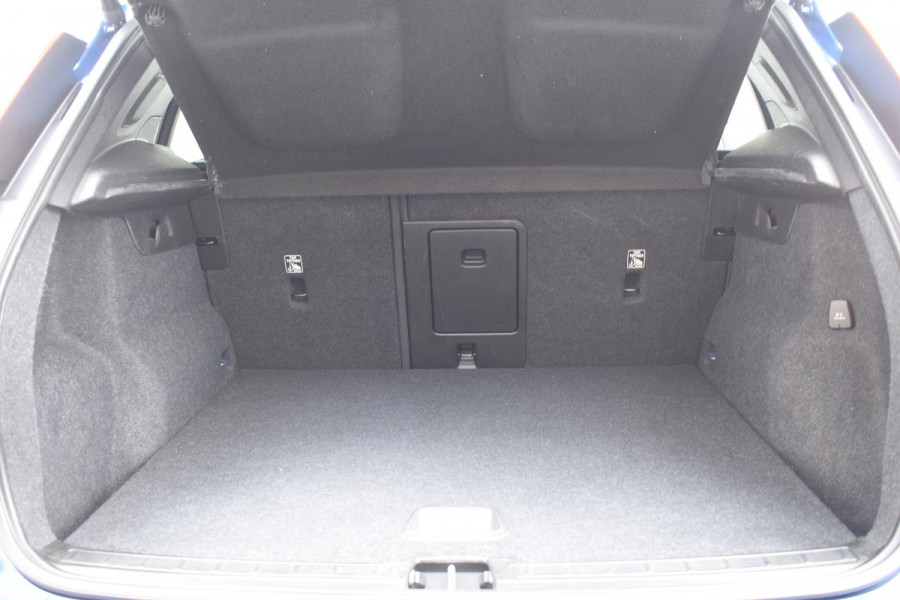 Volvo XC40 T5 262PK Automaat Recharge R-Design / Navigatie / Stuur & Stoelverwarming / Elektrische achterklep / Achteruitrijcamera / Elektr. Trekhaak / Elektrische stoelverst. met geheugen Volvo XC40 T5 262PK Automaat Recharge R-Design / Navigatie / Stuur & Stoelverwarming / Elektrische achterklep / Achteruitrijcamera / Elektr. Trekhaak / Elektrische stoelverst. met geheugen