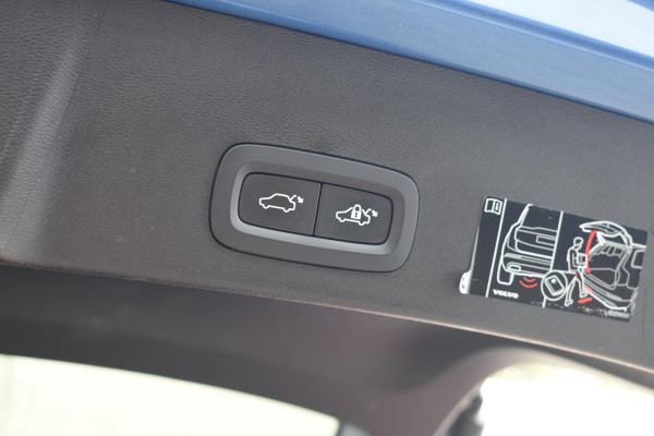 Volvo XC40 T5 262PK Automaat Recharge R-Design / Navigatie / Stuur & Stoelverwarming / Elektrische achterklep / Achteruitrijcamera / Elektr. Trekhaak / Elektrische stoelverst. met geheugen Volvo XC40 T5 262PK Automaat Recharge R-Design / Navigatie / Stuur & Stoelverwarming / Elektrische achterklep / Achteruitrijcamera / Elektr. Trekhaak / Elektrische stoelverst. met geheugen
