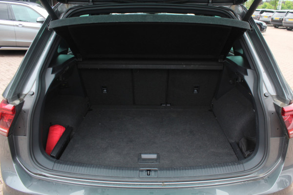 Volkswagen Tiguan 1.5 TSI ACT Highline Business 3x R-Line / Panoramadak / Camera / Leder / 20'' / Blackpack / CarPlay / DAB / Stoelverwarming / Virtual Cockpit / ACC Volkswagen Tiguan 1.5 TSI ACT Highline Business 3x R-Line / Panoramadak / Camera / Leder / 20'' / Blackpack / CarPlay / DAB / Stoelverwarming / Virtual Cockpit / ACC