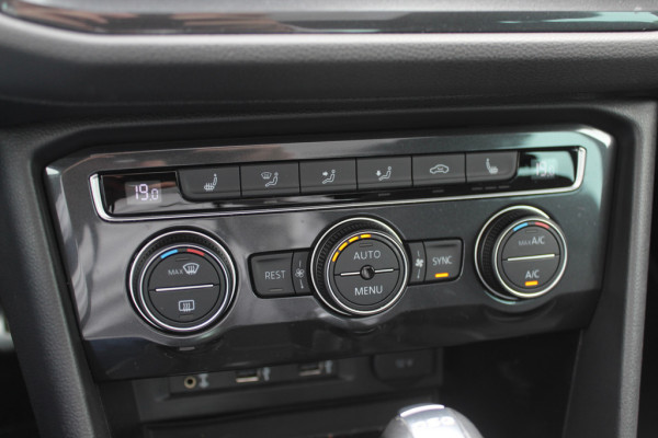 Volkswagen Tiguan 1.5 TSI ACT Highline Business 3x R-Line / Panoramadak / Camera / Leder / 20'' / Blackpack / CarPlay / DAB / Stoelverwarming / Virtual Cockpit / ACC Volkswagen Tiguan 1.5 TSI ACT Highline Business 3x R-Line / Panoramadak / Camera / Leder / 20'' / Blackpack / CarPlay / DAB / Stoelverwarming / Virtual Cockpit / ACC