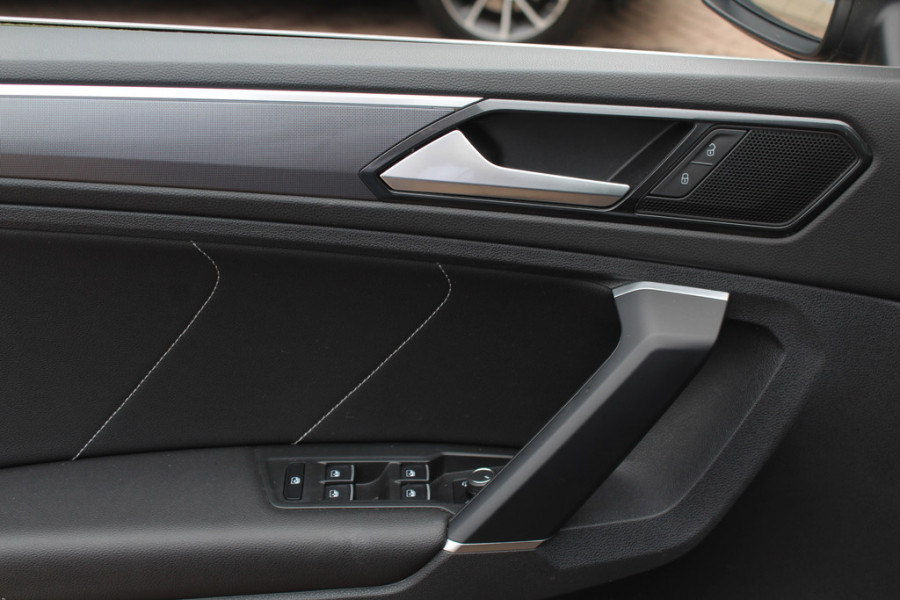 Volkswagen Tiguan 1.5 TSI ACT Highline Business 3x R-Line / Panoramadak / Camera / Leder / 20'' / Blackpack / CarPlay / DAB / Stoelverwarming / Virtual Cockpit / ACC Volkswagen Tiguan 1.5 TSI ACT Highline Business 3x R-Line / Panoramadak / Camera / Leder / 20'' / Blackpack / CarPlay / DAB / Stoelverwarming / Virtual Cockpit / ACC