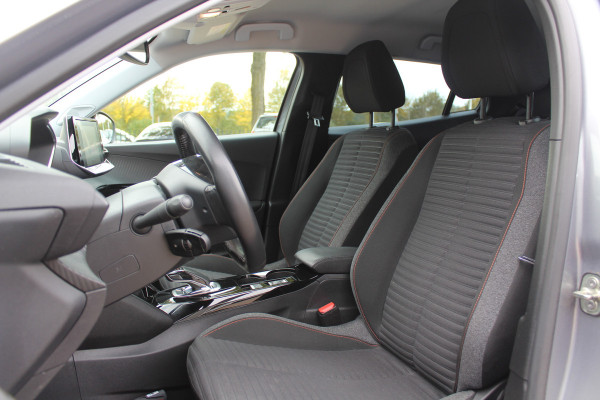 Peugeot e-2008 EV Active 50 kWh / SoH 92.3% / Camera / Navigatie / Keyless / 16'' / Stoelverwarming / DAB / Cruise Control