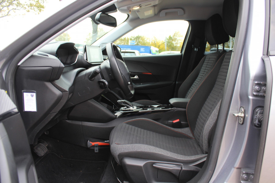 Peugeot e-2008 EV Active 50 kWh / SoH 92.3% / Camera / Navigatie / Keyless / 16'' / Stoelverwarming / DAB / Cruise Control