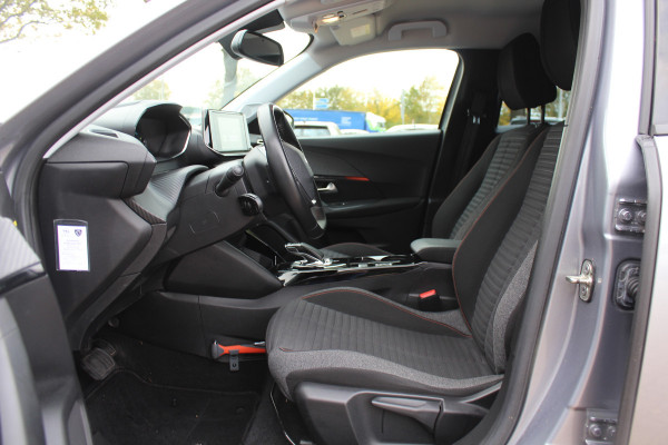 Peugeot e-2008 EV Active 50 kWh / SoH 92.3% / Camera / Navigatie / Keyless / 16'' / Stoelverwarming / DAB / Cruise Control