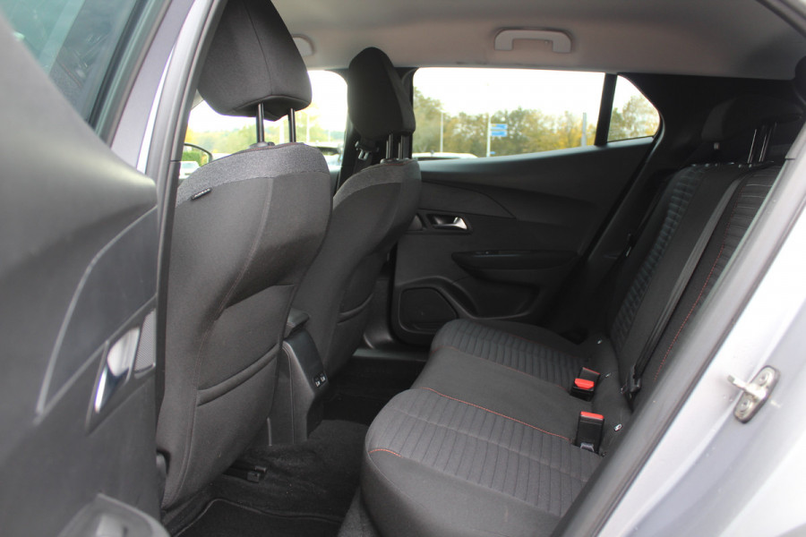 Peugeot e-2008 EV Active 50 kWh / SoH 92.3% / Camera / Navigatie / Keyless / 16'' / Stoelverwarming / DAB / Cruise Control