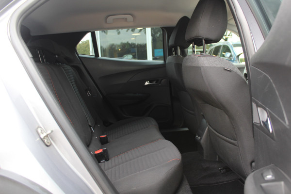Peugeot e-2008 EV Active 50 kWh / SoH 92.3% / Camera / Navigatie / Keyless / 16'' / Stoelverwarming / DAB / Cruise Control