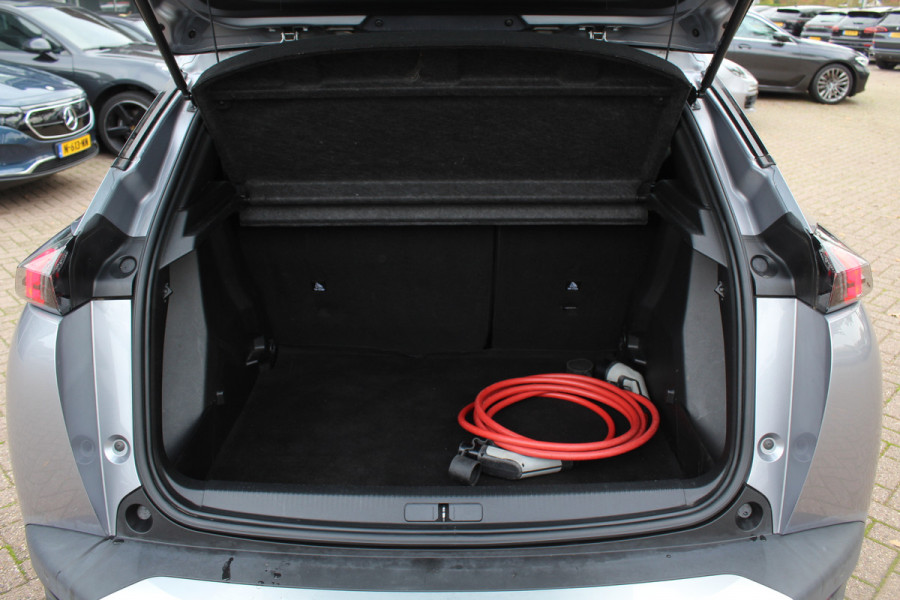 Peugeot e-2008 EV Active 50 kWh / SoH 92.3% / Camera / Navigatie / Keyless / 16'' / Stoelverwarming / DAB / Cruise Control