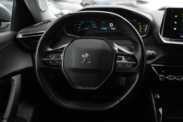 Peugeot e-2008 EV Active 50 kWh / SoH 92.3% / Camera / Navigatie / Keyless / 16'' / Stoelverwarming / DAB / Cruise Control