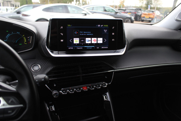 Peugeot e-2008 EV Active 50 kWh / SoH 92.3% / Camera / Navigatie / Keyless / 16'' / Stoelverwarming / DAB / Cruise Control