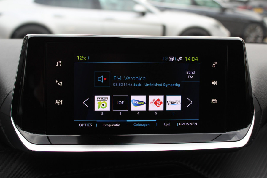 Peugeot e-2008 EV Active 50 kWh / SoH 92.3% / Camera / Navigatie / Keyless / 16'' / Stoelverwarming / DAB / Cruise Control