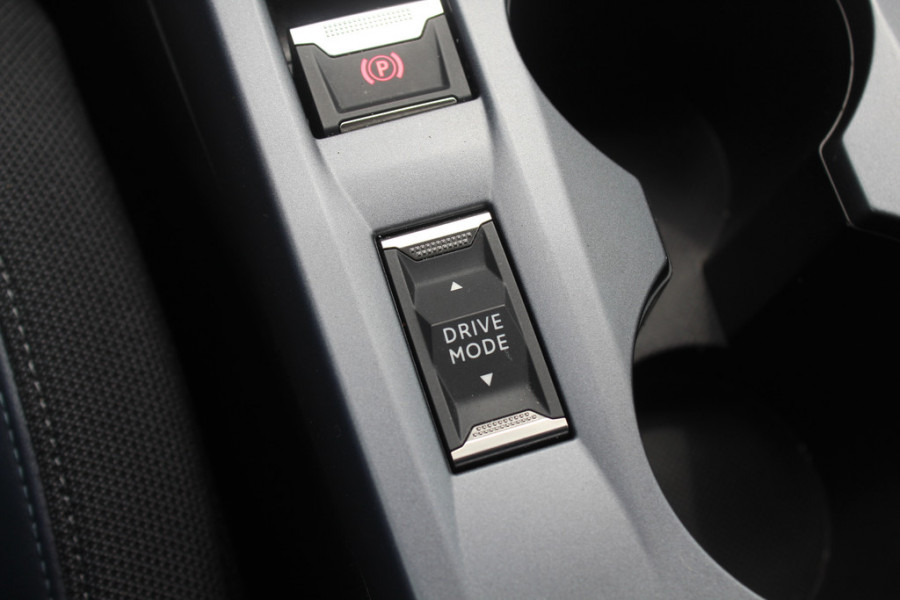 Peugeot e-2008 EV Active 50 kWh / SoH 92.3% / Camera / Navigatie / Keyless / 16'' / Stoelverwarming / DAB / Cruise Control