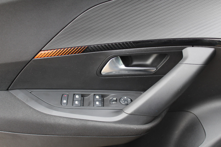 Peugeot e-2008 EV Active 50 kWh / SoH 92.3% / Camera / Navigatie / Keyless / 16'' / Stoelverwarming / DAB / Cruise Control