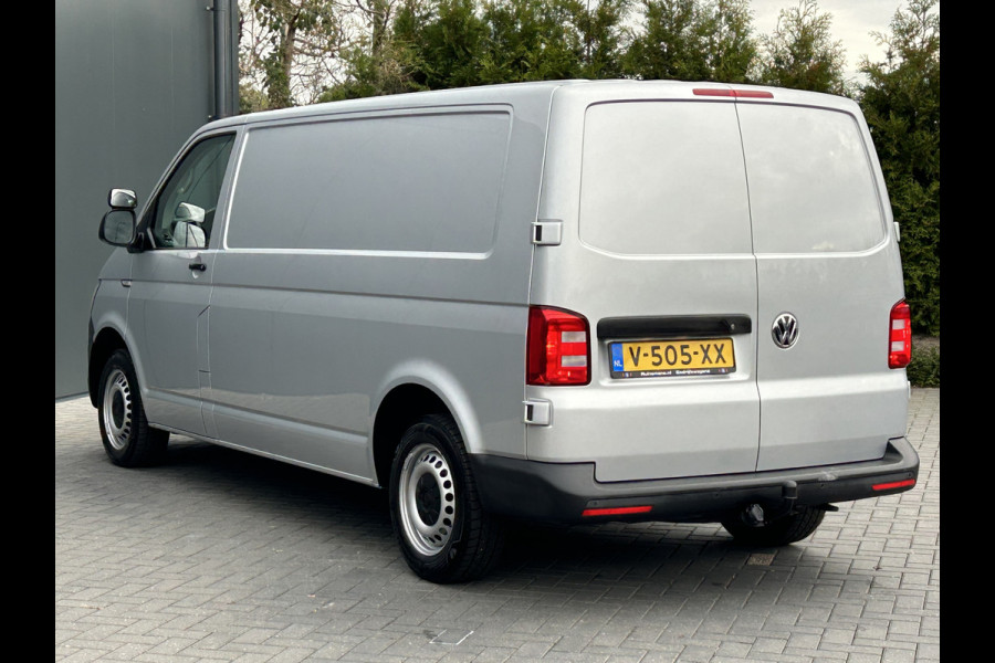 Volkswagen Transporter 2.0 TDI 150 PK / L2H1 / BOTT INRICHTING / TREKHAAK / 1e EIG. / AIRCO / CRUISE / NAVI / APPLE CARPLAY / PDC