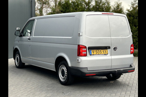 Volkswagen Transporter 2.0 TDI 150 PK / L2H1 / BOTT INRICHTING / TREKHAAK / 1e EIG. / AIRCO / CRUISE / NAVI / APPLE CARPLAY / PDC