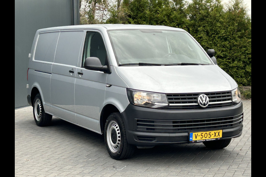 Volkswagen Transporter 2.0 TDI 150 PK / L2H1 / BOTT INRICHTING / TREKHAAK / 1e EIG. / AIRCO / CRUISE / NAVI / APPLE CARPLAY / PDC