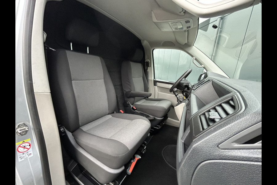 Volkswagen Transporter 2.0 TDI 150 PK / L2H1 / BOTT INRICHTING / TREKHAAK / 1e EIG. / AIRCO / CRUISE / NAVI / APPLE CARPLAY / PDC