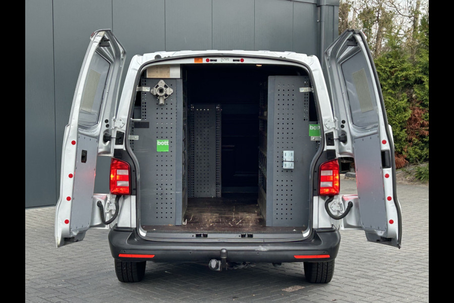 Volkswagen Transporter 2.0 TDI 150 PK / L2H1 / BOTT INRICHTING / TREKHAAK / 1e EIG. / AIRCO / CRUISE / NAVI / APPLE CARPLAY / PDC