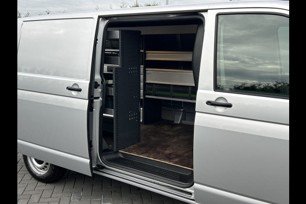 Volkswagen Transporter 2.0 TDI 150 PK / L2H1 / BOTT INRICHTING / TREKHAAK / 1e EIG. / AIRCO / CRUISE / NAVI / APPLE CARPLAY / PDC