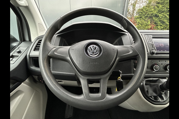 Volkswagen Transporter 2.0 TDI 150 PK / L2H1 / BOTT INRICHTING / TREKHAAK / 1e EIG. / AIRCO / CRUISE / NAVI / APPLE CARPLAY / PDC