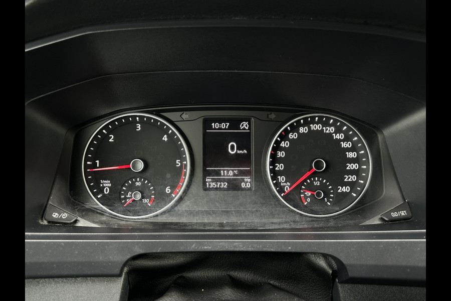 Volkswagen Transporter 2.0 TDI 150 PK / L2H1 / BOTT INRICHTING / TREKHAAK / 1e EIG. / AIRCO / CRUISE / NAVI / APPLE CARPLAY / PDC