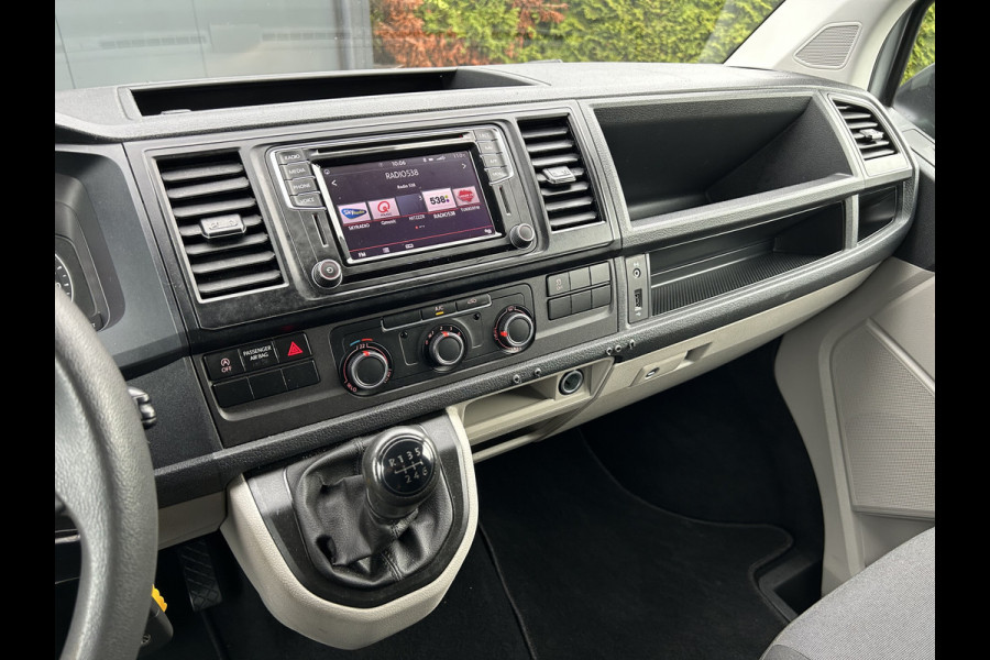 Volkswagen Transporter 2.0 TDI 150 PK / L2H1 / BOTT INRICHTING / TREKHAAK / 1e EIG. / AIRCO / CRUISE / NAVI / APPLE CARPLAY / PDC