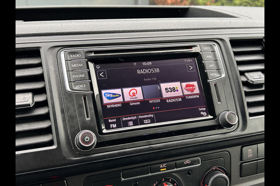 Volkswagen Transporter 2.0 TDI 150 PK / L2H1 / BOTT INRICHTING / TREKHAAK / 1e EIG. / AIRCO / CRUISE / NAVI / APPLE CARPLAY / PDC