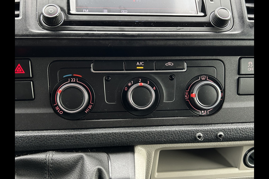 Volkswagen Transporter 2.0 TDI 150 PK / L2H1 / BOTT INRICHTING / TREKHAAK / 1e EIG. / AIRCO / CRUISE / NAVI / APPLE CARPLAY / PDC