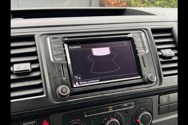 Volkswagen Transporter 2.0 TDI 150 PK / L2H1 / BOTT INRICHTING / TREKHAAK / 1e EIG. / AIRCO / CRUISE / NAVI / APPLE CARPLAY / PDC