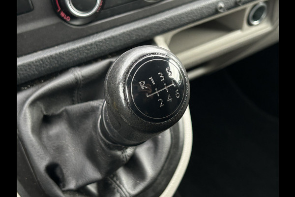 Volkswagen Transporter 2.0 TDI 150 PK / L2H1 / BOTT INRICHTING / TREKHAAK / 1e EIG. / AIRCO / CRUISE / NAVI / APPLE CARPLAY / PDC