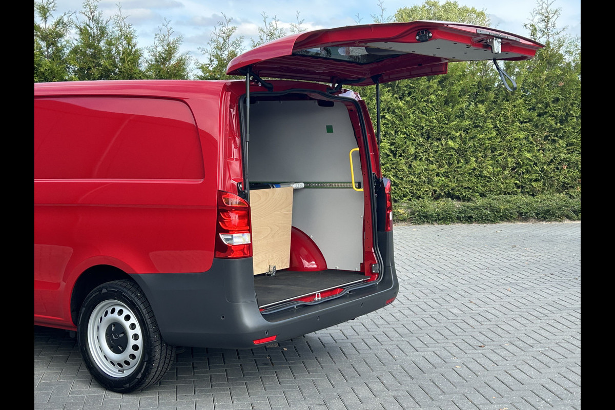 Mercedes-Benz eVito 66 kWh 116 PK BPM VRIJ / 14.706 KM !! / L2H1 / AUTOMAAT / ACHTERKLEP / AIRCO / CRUISE / NAVI / CARPLAY / STOELVERWARMING / 3-ZIT Mercedes-Benz eVito 66 kWh 116 PK BPM VRIJ / 14.706 KM !! / L2H1 / AUTOMAAT / ACHTERKLEP / AIRCO / CRUISE / NAVI / CARPLAY / STOELVERWARMING / 3-ZIT