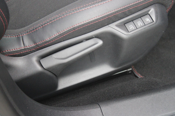 Peugeot 308 1.2 130PK GT-LINE | MASSAGE STOELEN | NAVIGATIE | APPLE CARPLAY/ANDROID AUTO | 17" LICHTMETALEN VELGEN | ALL SEASON BANDEN | FULL LED KOPLAMPEN | DAB+ RADIO | CLIMATE CONTROL | STOEL VERWARMING | CRUISE CONTROL | KEYLESS ENTRY/START | DODEHOEK BEWAKING | ACHTERUITRIJ CAMERA | PARKEERSENSOREN VOOR EN ACHTER |