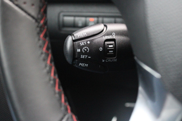 Peugeot 308 1.2 130PK GT-LINE | MASSAGE STOELEN | NAVIGATIE | APPLE CARPLAY/ANDROID AUTO | 17" LICHTMETALEN VELGEN | ALL SEASON BANDEN | FULL LED KOPLAMPEN | DAB+ RADIO | CLIMATE CONTROL | STOEL VERWARMING | CRUISE CONTROL | KEYLESS ENTRY/START | DODEHOEK BEWAKING | ACHTERUITRIJ CAMERA | PARKEERSENSOREN VOOR EN ACHTER |