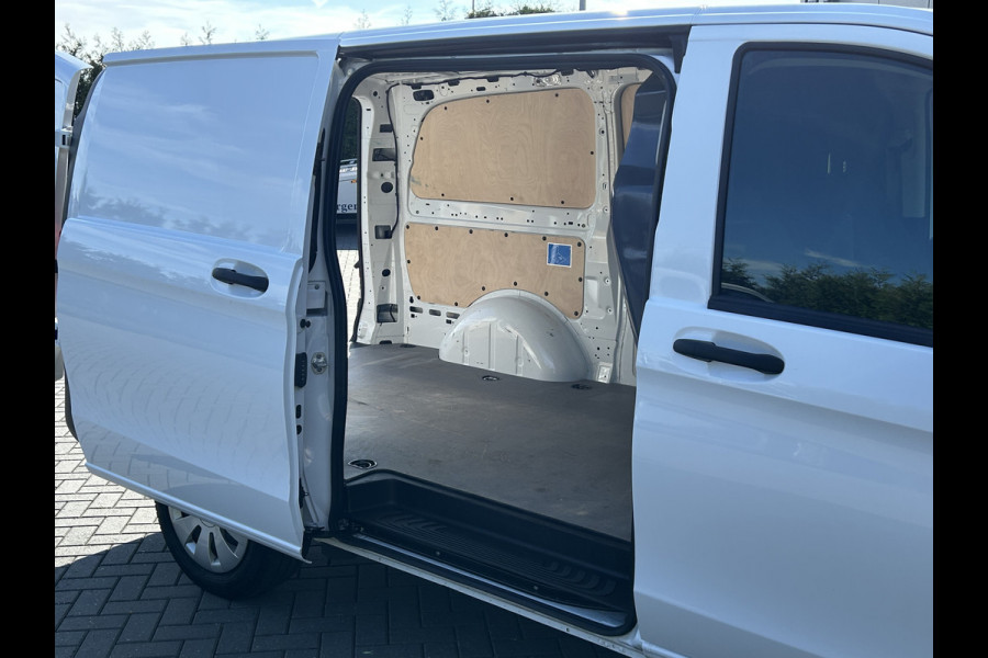 Mercedes-Benz Vito 110 CDI 102 PK RWD / L2H1 / 1e EIGENAAR / TREKHAAK / 50.667 KM !! / AIRCO / CRUISE / BLUETOOTH
