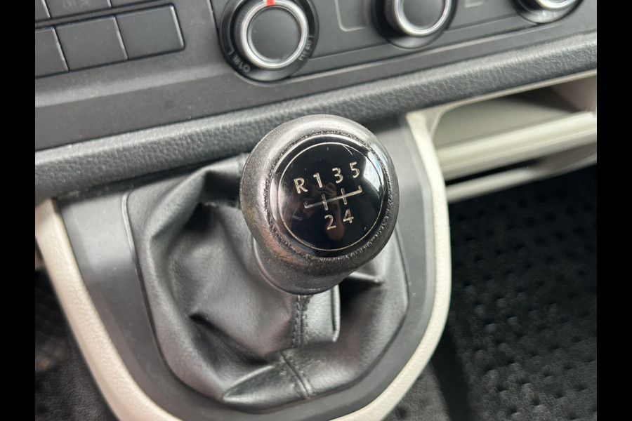 Volkswagen Transporter 2.0 TDI 102 PK / L2H1 / 1e EIG. / ALUCA INRICHTING / IMPERIAAL / TREKHAAK / AIRCO / CRUISE / BLUETOOTH / 3-ZITS Volkswagen Transporter 2.0 TDI 102 PK / L2H1 / 1e EIG. / ALUCA INRICHTING / IMPERIAAL / TREKHAAK / AIRCO / CRUISE / BLUETOOTH / 3-ZITS